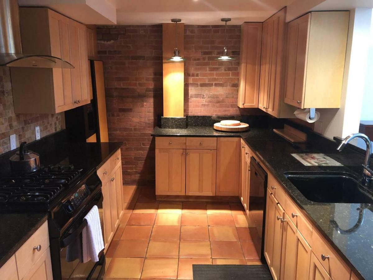 Full loft-style apartment near Omni New Haven Exteriör bild